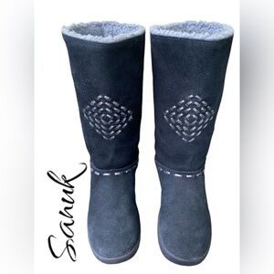Sanuk “TOASTY TAILS” BLACK SUEDE/ FAUX FUR LINED BOOTS, SIZE 7.5. Excellent cond